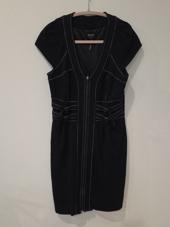 Laundry By Shelli Segal Dresses & Skirts - Laundry By Shelli Segal Black V Neck  White Stitching Bodycon Mini Dress Size 8